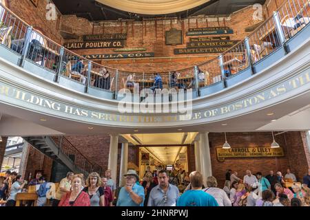 Les gens visitent Quincy Market au centre-ville de Boston sur le sentier de la liberté Banque D'Images