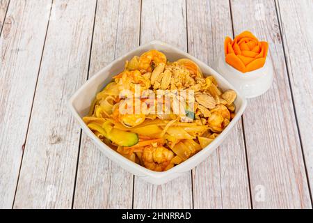 Nouilles sautées aux crevettes, légumes et sauce soja Banque D'Images