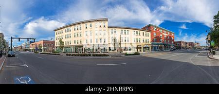 Rue principale à Pittsfield avec bâtiment historique en début de matinée Banque D'Images