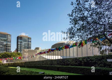 Les Nations Unies construisent des drapeaux des pays participants sous le soleil de l'après-midi Banque D'Images