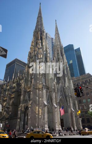 La cathédrale Saint-Patrick est une église catholique de style néo-gothique et un point de repère important de New York Banque D'Images