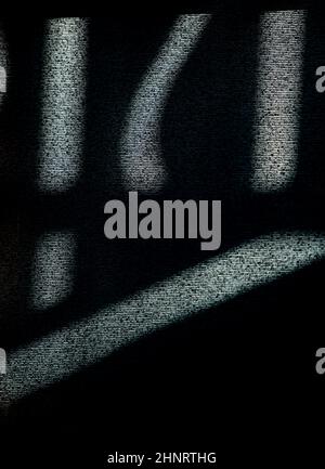 motif abstrait de lignes grises et d'ombres en forme de symbole sur le store de fenêtre avec fond noir, fond texturé ou fond vertical Banque D'Images