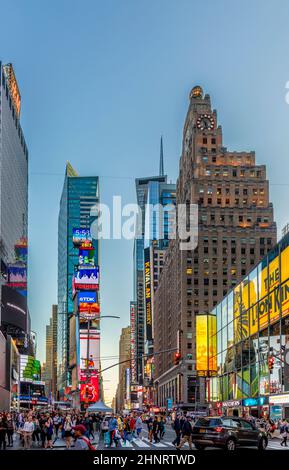 Les gens aiment Times Square avec la publicité au néon des nouvelles, des marques et des théâtres Banque D'Images