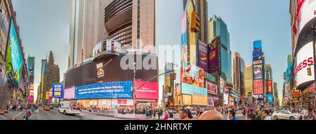 Les gens aiment Times Square avec la publicité au néon des nouvelles, des marques et des théâtres Banque D'Images