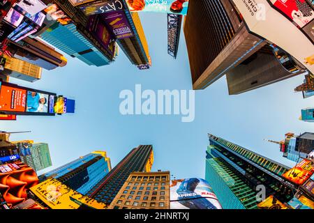 Publicité néon de nouvelles, marques et théâtres à Times Square en fin d'après-midi Banque D'Images