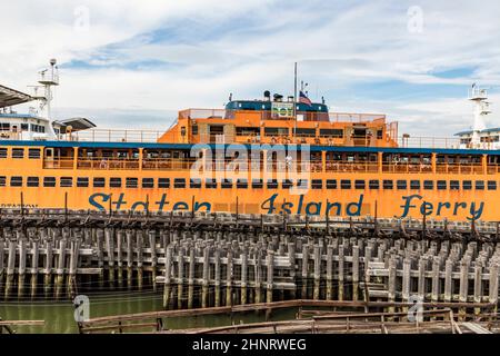 staten island ferry à l'embarcadère. Le ferry relie Manhattan à Staten Island et est offert gratuitement pour tout le monde Banque D'Images