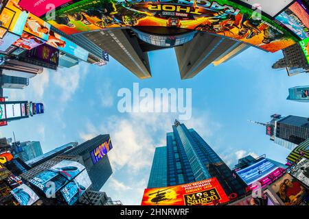 Publicité au néon des nouvelles, des marques et des théâtres à Times Square en début de matinée Banque D'Images