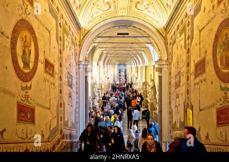 Le hall d'art du musée du Vatican et la vue sur la foule touristique. Banque D'Images