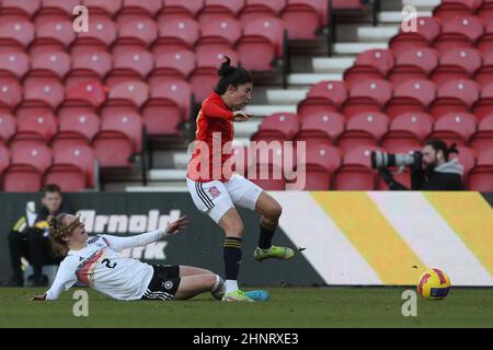 MIDDLESBROUGH, ROYAUME-UNI. FÉV 17th Sophia Kleherne, d'Allemagne, s'attaque à Lucia Garcia lors du match de la coupe Arnold Clark entre l'Allemagne et l'Espagne au stade Riverside, à Middlesbrough, le jeudi 17th février 2022. (Credit: Mark Fletcher | MI News)L Credit: MI News & Sport /Alamy Live News Banque D'Images