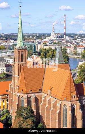 Wroclaw, Pologne - 30 septembre 2021 : vue aérienne de la Collégiale de la Sainte Croix et de Saint Bartholomew depuis la tour de la cathédrale de Wroclaw. C'est une église gothique à Ostrow Tumski Banque D'Images