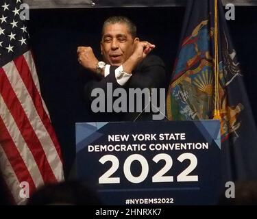 New York, États-Unis. 17th févr. 2022. Adriano Espallat parle lors de la convention démocratique de l'État de New York de 2022 à l'hôtel Sheraton New York Times Square le 17 février 2022 à New York. L'ancienne secrétaire d'État Hillary Clinton a prononcé le discours principal au cours de la deuxième journée de la Convention démocratique de New York où le parti a organisé la plateforme du parti et a nommé des candidats pour des bureaux de l'État qui seront au scrutin cette année, y compris la nomination de Gov. Kathy Hochul et son lieutenant Gov. Brian Benjamin (Credit image: © Debra L. Rothenberg/ZUMA Press Wire) Banque D'Images