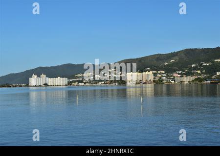 Mucurapo, Trinité-et-Tobago - 16 janvier 2021 : vue tôt le matin depuis l'estran du Mucurapo. Plusieurs bâtiments commerciaux peuvent être vus Banque D'Images