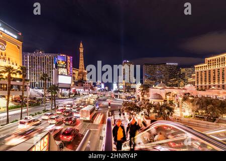 Voitures de nuit au Strip de Las Vegas et casinos la nuit avec des personnes marchant le long du trottoir Banque D'Images