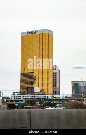 U.S. Business Man et le « Trump Hotel » du président de 45th Donald J. Trump à Las Vegas, Nevada Banque D'Images