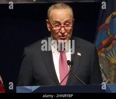 New York, États-Unis. 17th févr. 2022. Le chef de la majorité au Sénat Chuck Schumer, de l'État de New York à New York, a prononcé un discours lors du congrès démocratique de l'État de New York de 2022 à l'hôtel Sheraton New York Times Square le 17 février 2022 à New York. L'ancienne secrétaire d'État Hillary Clinton a prononcé le discours principal au cours de la deuxième journée de la Convention démocratique de New York où le parti a organisé la plateforme du parti et a nommé des candidats pour des bureaux de l'État qui seront au scrutin cette année, y compris la nomination de Gov. Kathy Hochul et son lieutenant Gov. Brian Benjamin (Credit image: © Debra L. Rothenberg Banque D'Images