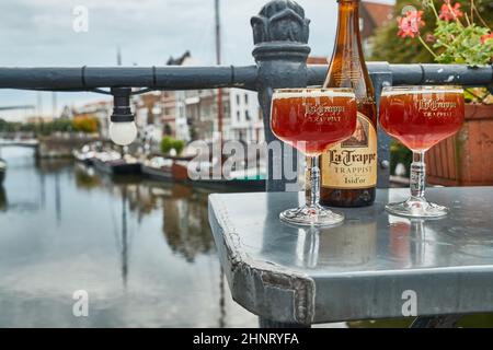 Bière trappiste versé dans un verre aux Pays-Bas Banque D'Images