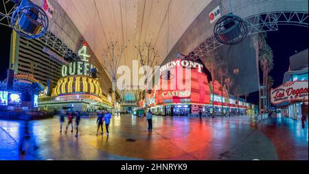 Vie nocturne dans Fremont Street. Fremont Street est la partie la plus ancienne de Las Vegas. Nommé en l'honneur de l'explorateur John Charles Frémont et situé au coeur du couloir du casino du centre-ville. Banque D'Images