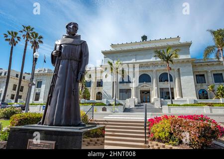 Bâtiment de l'hôtel de ville de Ventura avec statue du Père Junipero Serra en face Banque D'Images