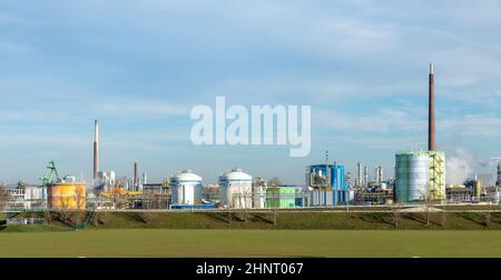 Vue sur la zone industrielle de Hoechst avec silos, cheminées et centrale électrique à Francfort, en Allemagne Banque D'Images