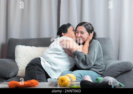 femme âgée de 60 ans grand-mère latine s'amusant à l'intérieur avec sa petite-fille Banque D'Images