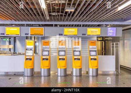 Terminal 1 presque vide pendant le coronavirus Corona virus COVID-19 à l'aéroport de Francfort (FRA) en Allemagne. Banque D'Images