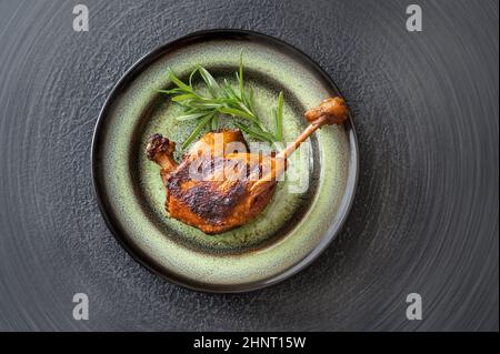 Confit de canard - un plat français fait avec les pattes de canard Banque D'Images