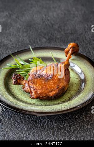 Confit de canard - un plat français fait avec les pattes de canard Banque D'Images