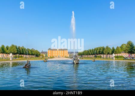 Le célèbre vieux et beau parc de Schwetzingen, le château royal et les jardins, à proximité de la ville de Heidelberg, en Allemagne Banque D'Images