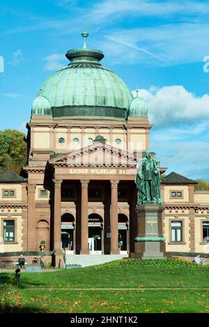 Le bain de Kaiser Wilhelm à Bad Homburg sous le ciel bleu Banque D'Images