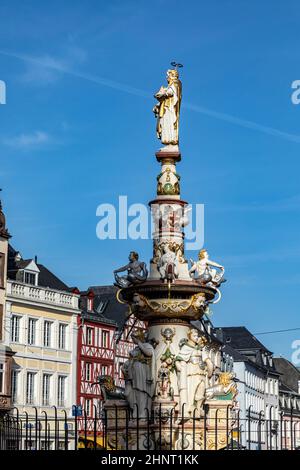 Place du marché médiéval à Trèves avec fontaine Saint Peters de style baroque Banque D'Images