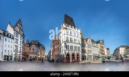 Croix du marché médiéval sur la place centrale. L'archevêque Henry I a équipé la croix en 958 sur le marché principal de la ville, à Trèves, en Allemagne Banque D'Images