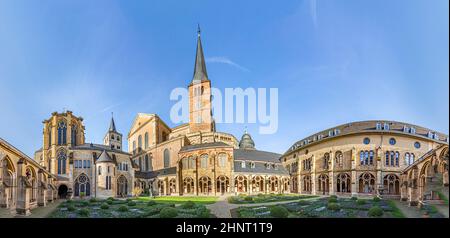 Pilier pittoresque et jardin dans l'ancien monastère au dôme de Trèves Banque D'Images