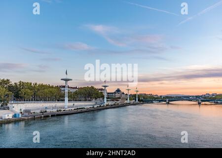 Centre nautique sur le Rhône à Lyon, France sous ciel bleu. Banque D'Images