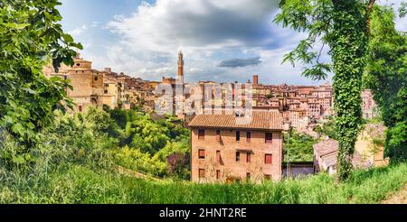Vue panoramique sur le centre-ville pittoresque de Sienne, l'une des attractions touristiques les plus visitées du pays en Italie Banque D'Images