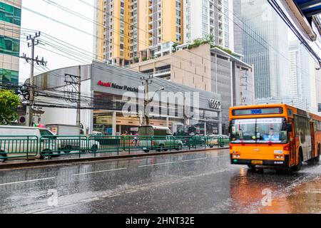 Bus de ville orange typique en forte pluie à Bangkok Thaïlande. Banque D'Images