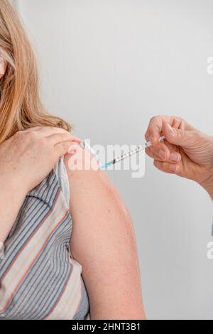 seringue de vaccination dans le bras Banque D'Images
