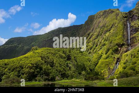 Paysage aux Açores avec cascades et falaises de l'île de Flores. Le Portugal. Banque D'Images
