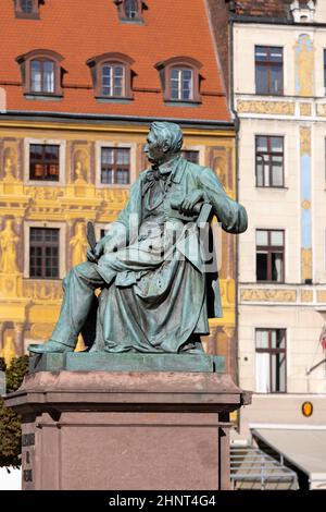 Monument Aleksander Fredro, sculpture en bronze sur la place principale, Wroclaw, Pologne Banque D'Images