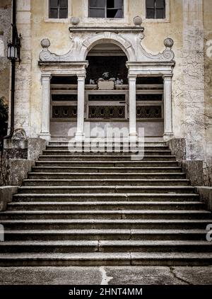 Vieille chapelle mystérieuse avec perspective d'escalier Banque D'Images