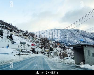 Route à neige traversant la ville d'Hermansverk à Leikanger, Sogndal, Norvège. Paysage d'hiver. Banque D'Images