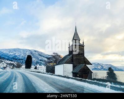 Belle église norvégienne Kyrkje à Leikanger, Sogndal, Norvège. Banque D'Images