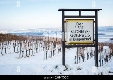 Panneau sur une route dans les vignobles de Burgenland Banque D'Images