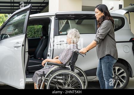 Aider et soutenir asiatique senior ou âgée femme de vieille femme se préparer à se rendre à sa voiture. Banque D'Images