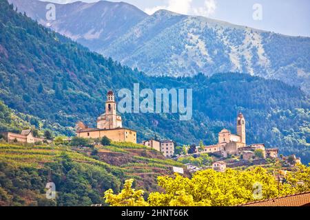 Village de Poggiridenti église tours vue, province de Sondrio, Alpes Dolomites, Italie Banque D'Images