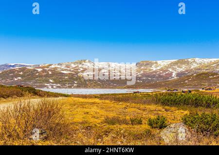 Lac turquoise gelé Vavatn panorama en été paysage et montagnes avec neige à Hemsedal Norvège. Banque D'Images