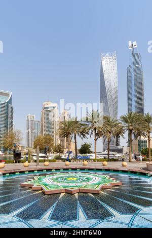 Dubai Marina et Harbour Skyline architecture richesse voyage de luxe aux Émirats Arabes Unis format portrait moderne Banque D'Images