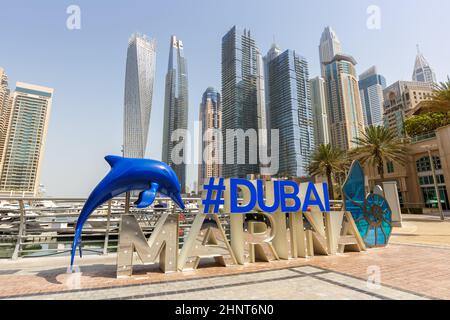 Logo de la marina de Dubaï et architecture d'horizon du port richesse voyage de luxe aux Émirats arabes Unis Banque D'Images