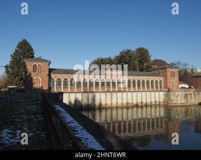 Bâtiment à l'ouverture du canal Canale Cavour à Chivasso Banque D'Images