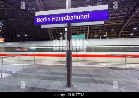 Train à grande vitesse ICE à la gare principale de Berlin Hauptbahnhof Hbf en Allemagne Banque D'Images