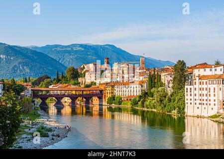 L'ancien pont en bois traverse la rivière brenta dans le village romantique de Basano del Grappa, en Italie Banque D'Images